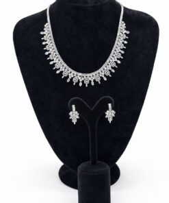 Geometrik Baget Taşlı Gümüş Renk Abiye Kolye Küpe Seti