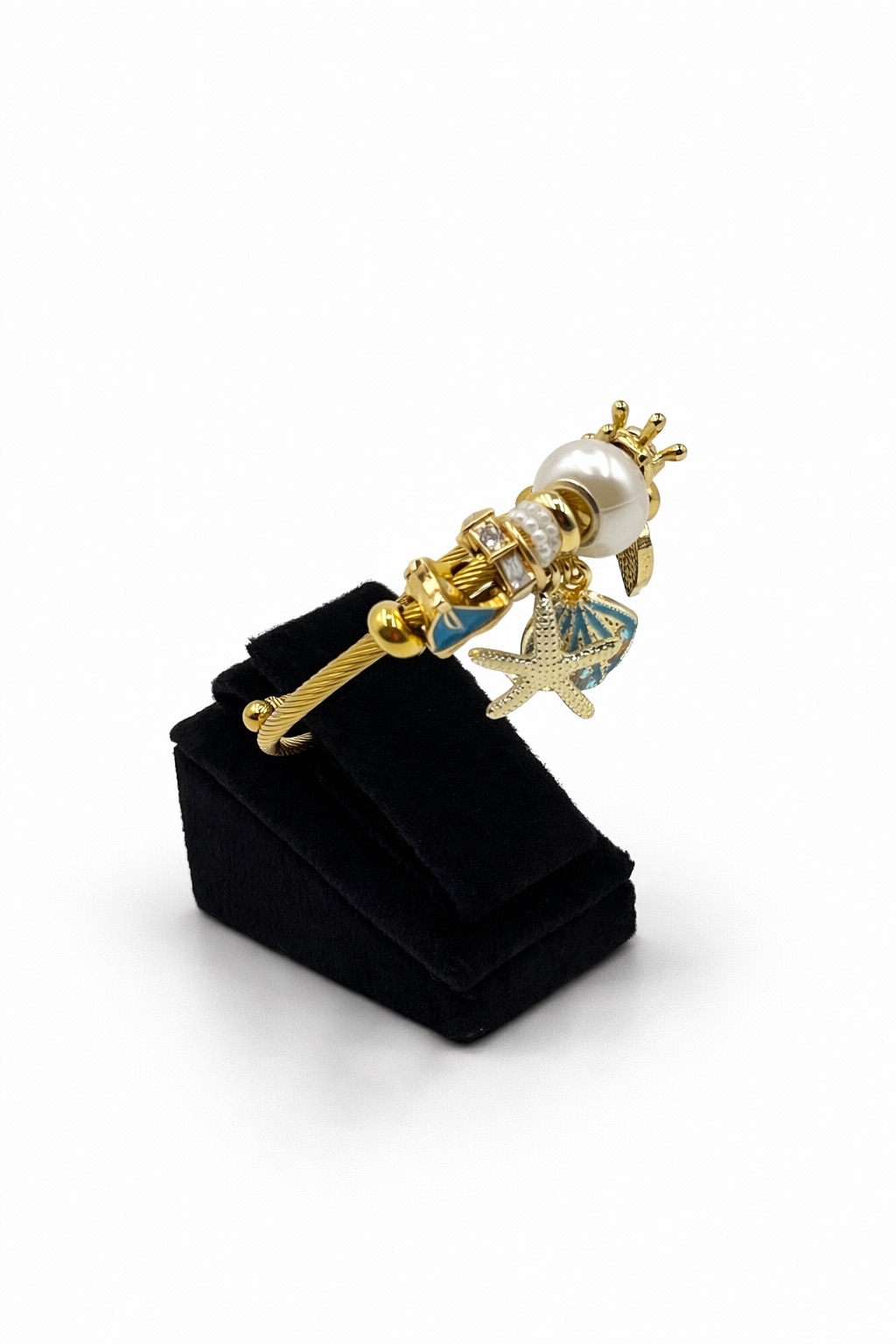 İnci ve Turkuaz Detaylı Altın Renk Çelik Charm Bileklik