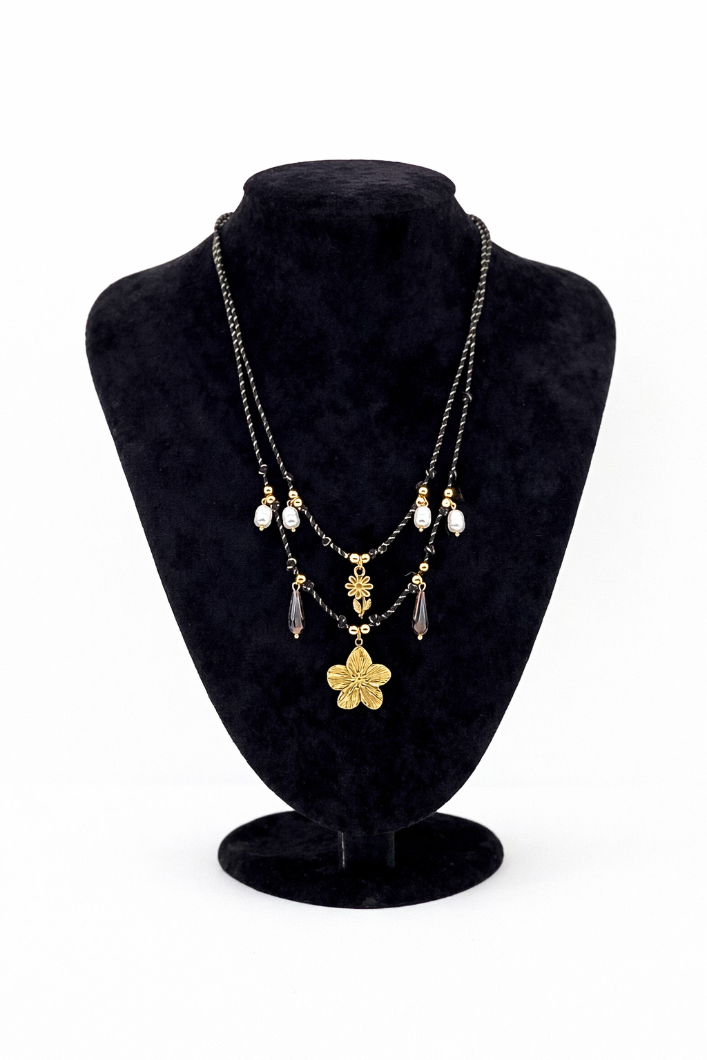 İnci ve Taş Detaylı Çiçek Figürlü Siyah İpli Charm Tasarımlı Kolye