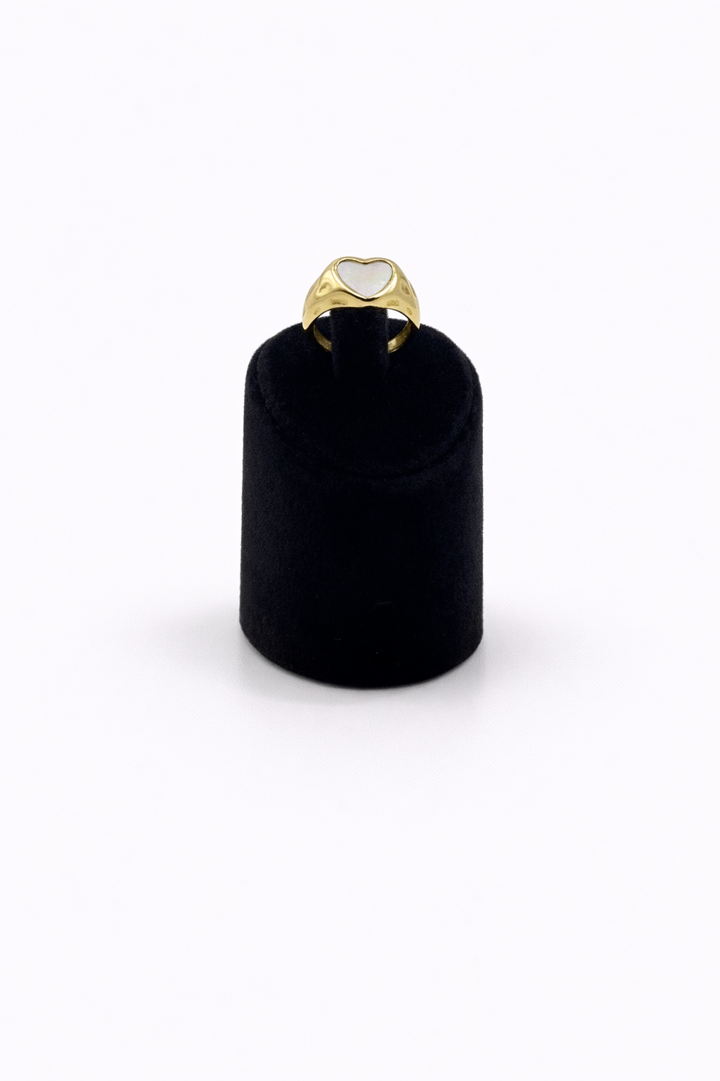 Sedef Detaylı Kalp Formlu Altın Renk Çelik Yüzük