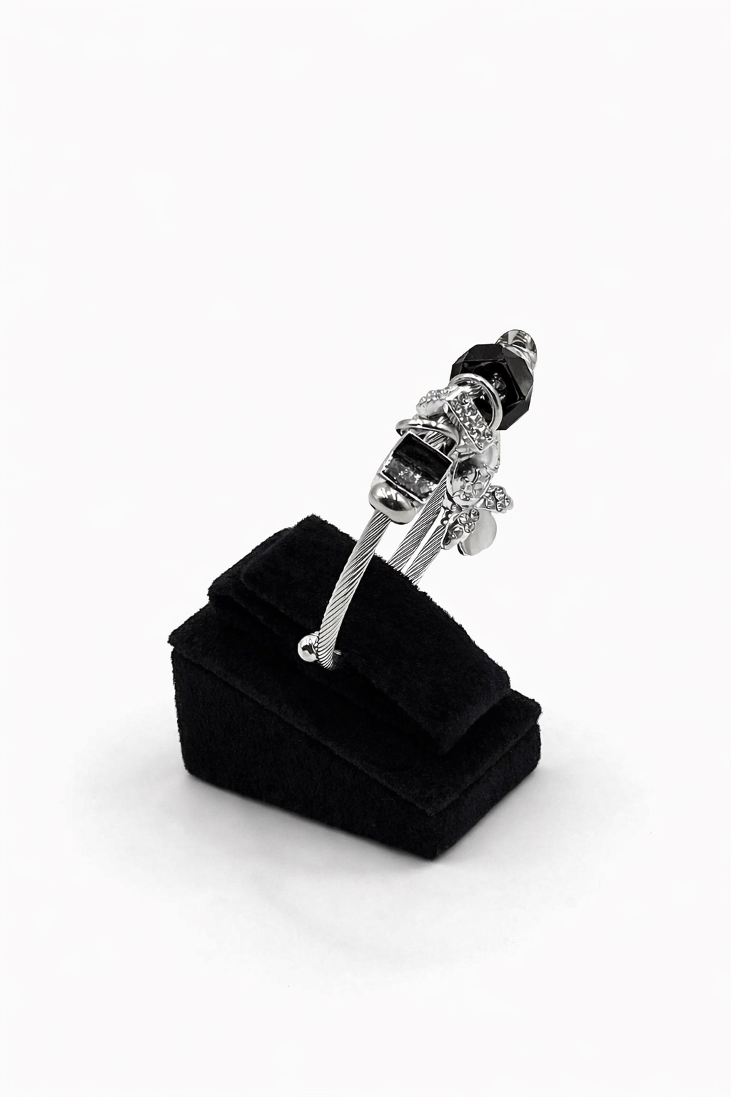 Siyah Taş Detaylı Gümüş Renk Çelik Charm Bileklik