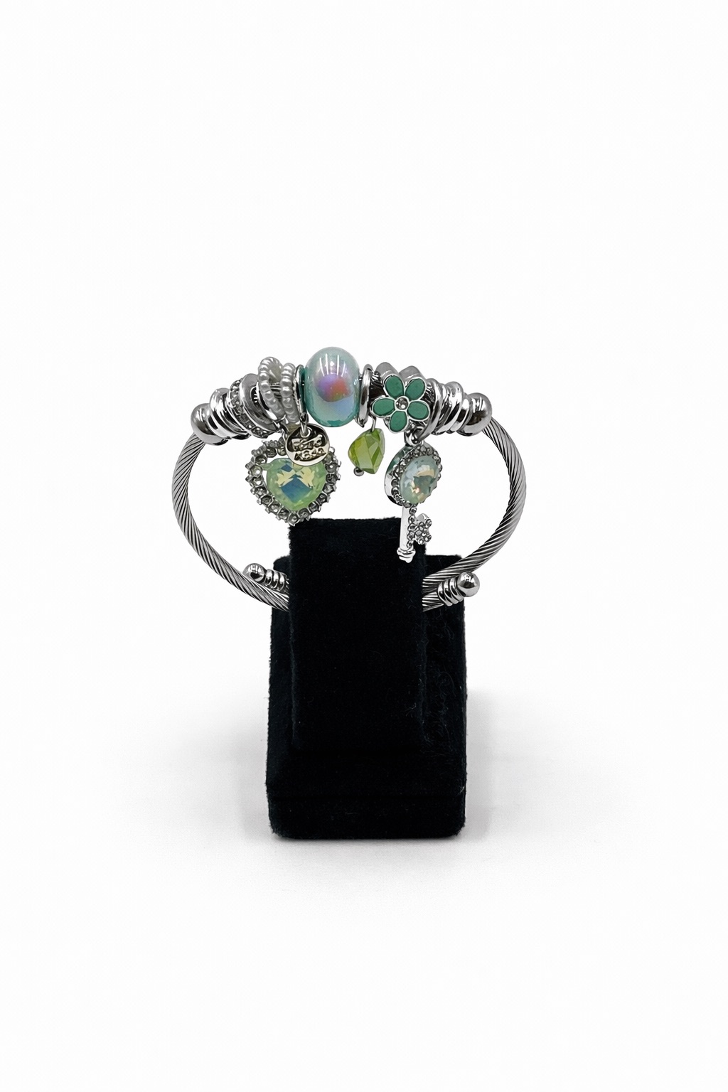 Yeşil Taş ve Anahtar Detaylı Gümüş Renk Çelik Charm Bileklik