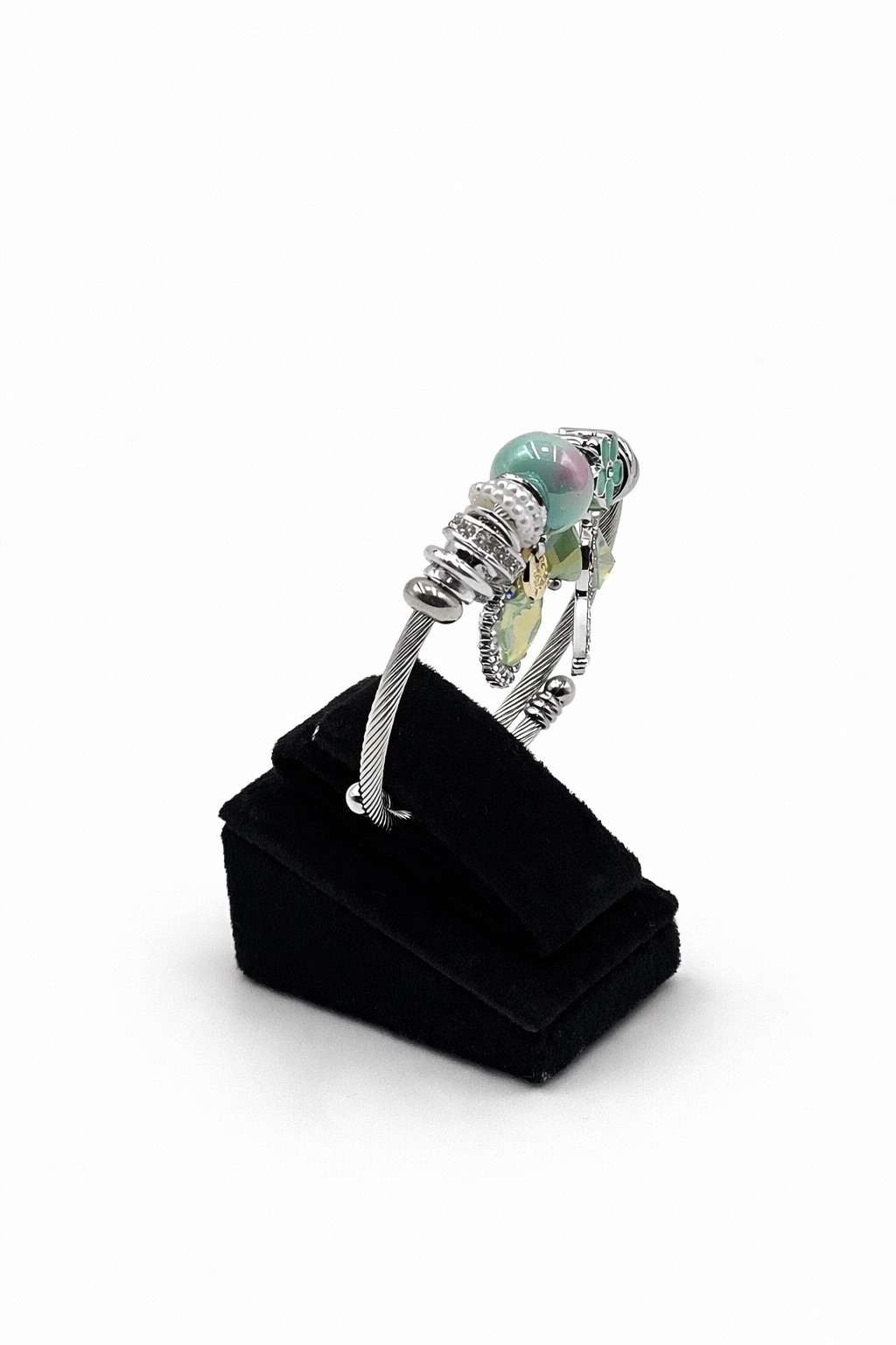 Yeşil Taş ve Anahtar Detaylı Gümüş Renk Çelik Charm Bileklik