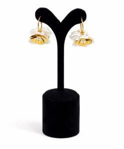 İnci Detaylı Çiçek Model Lak Kaplama Mineli Halka Küpe