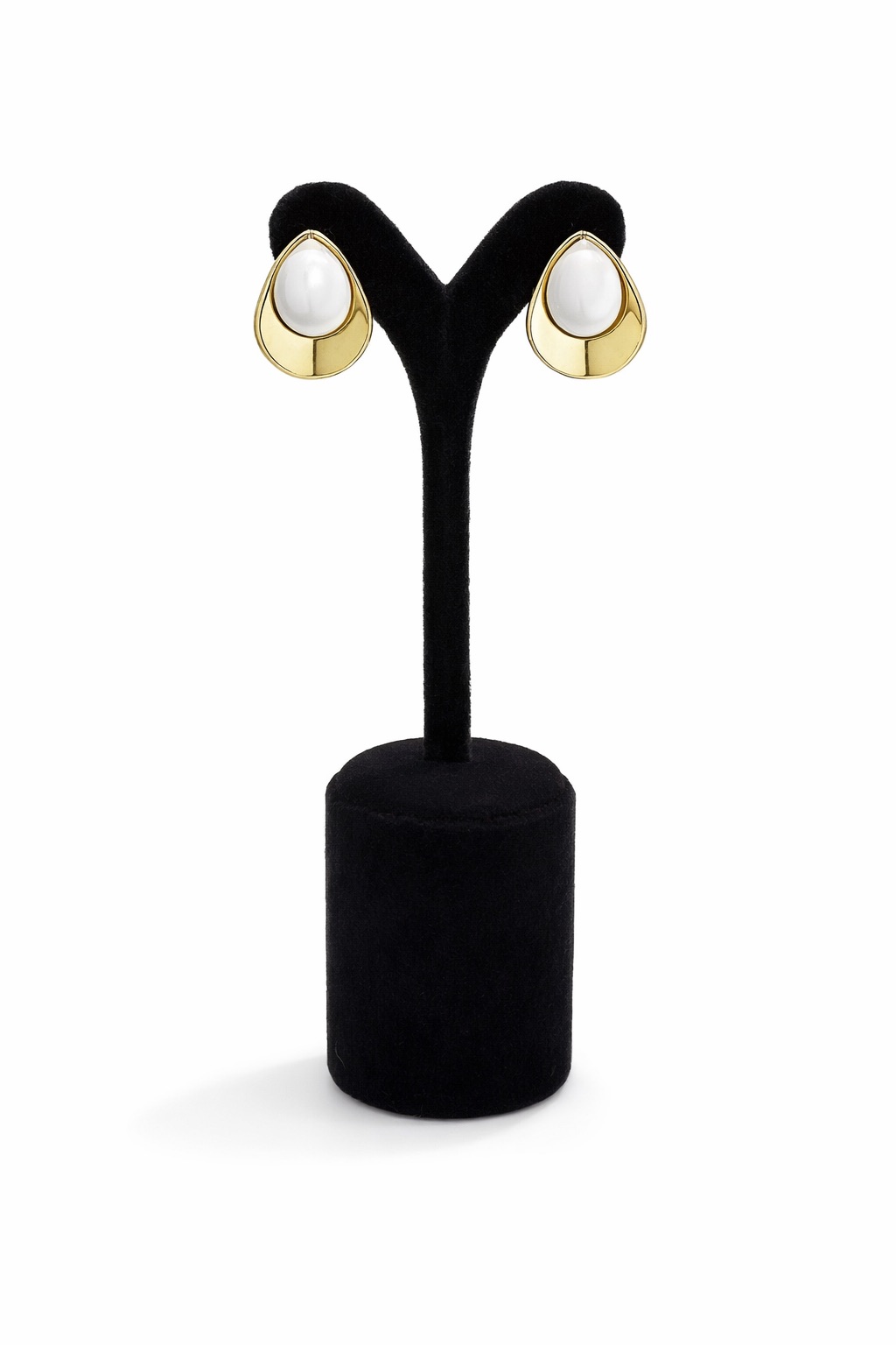 Damla Formlu İnci Detaylı Altın Renk Çelik Küpe Damla Formlu İnci Detaylı Altın Renk Çelik Küpe