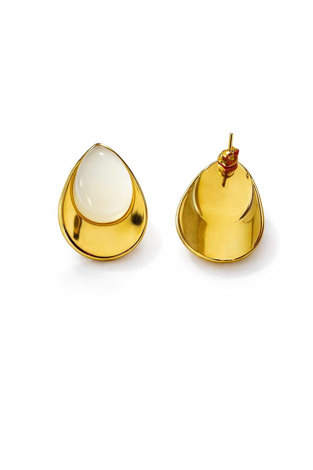 Damla Formlu İnci Detaylı Altın Renk Çelik Küpe Damla Formlu İnci Detaylı Altın Renk Çelik Küpe