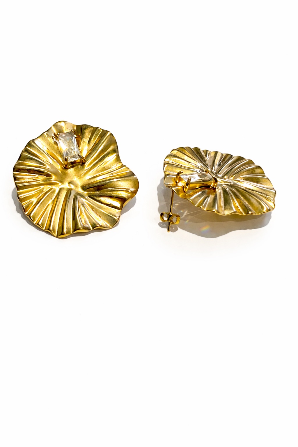 Altın Renk Dalga Formlu Taşlı Çelik Küpe