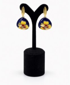 Altın Renk Lak Kaplamalı Damla Form Mineli Küpe