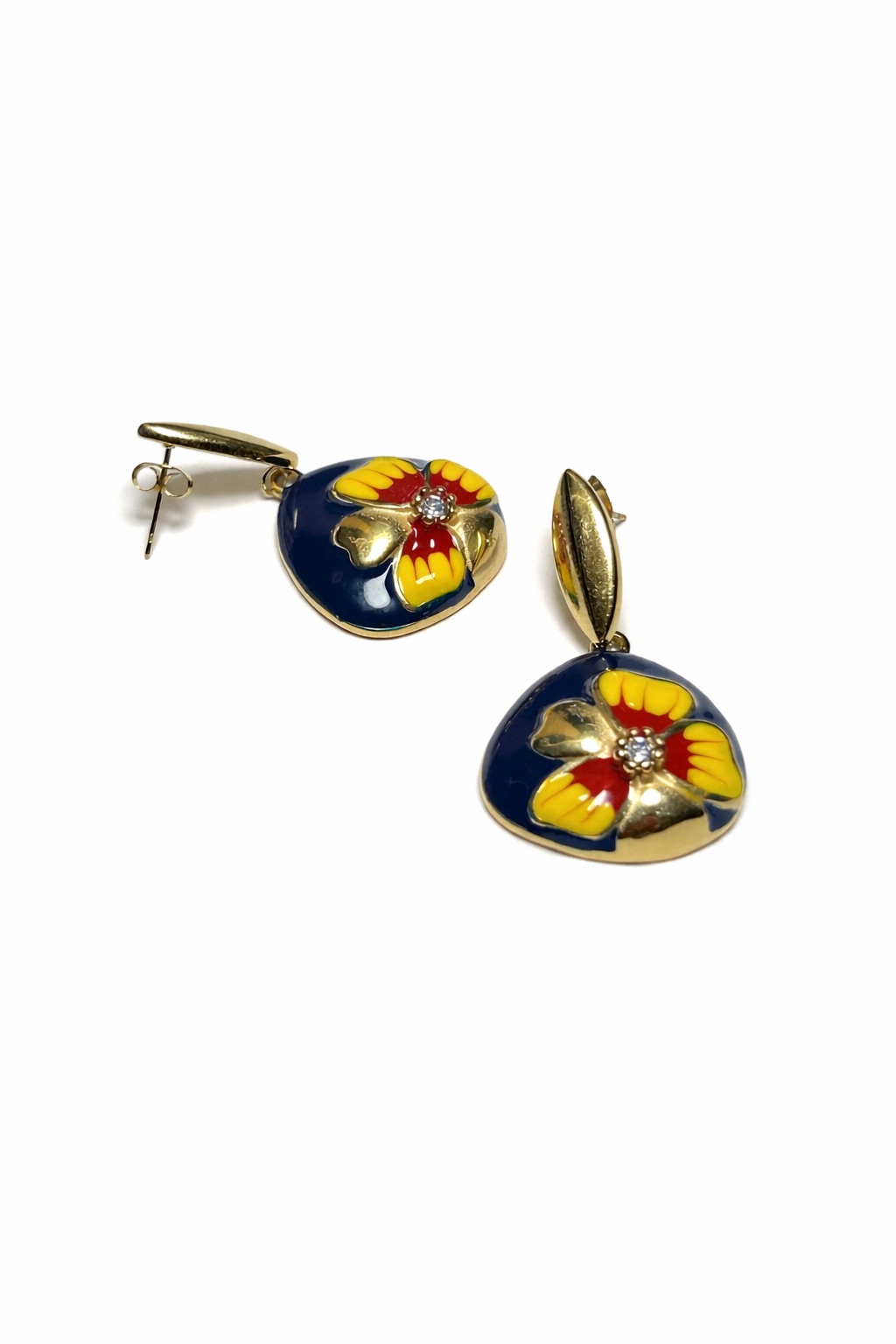 Altın Renk Lak Kaplamalı Damla Form Mineli Küpe