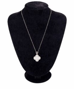 Beyaz Taş Detaylı Gümüş Renk Çelik Yonca Kolye