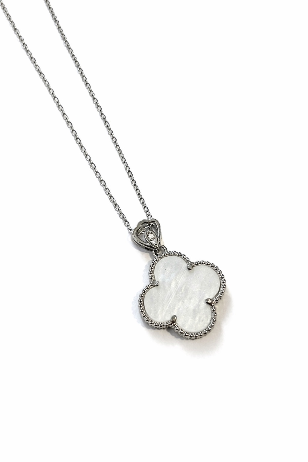 Beyaz Taş Detaylı Gümüş Renk Çelik Yonca Kolye Beyaz Taş Detaylı Gümüş Renk Çelik Yonca Kolye