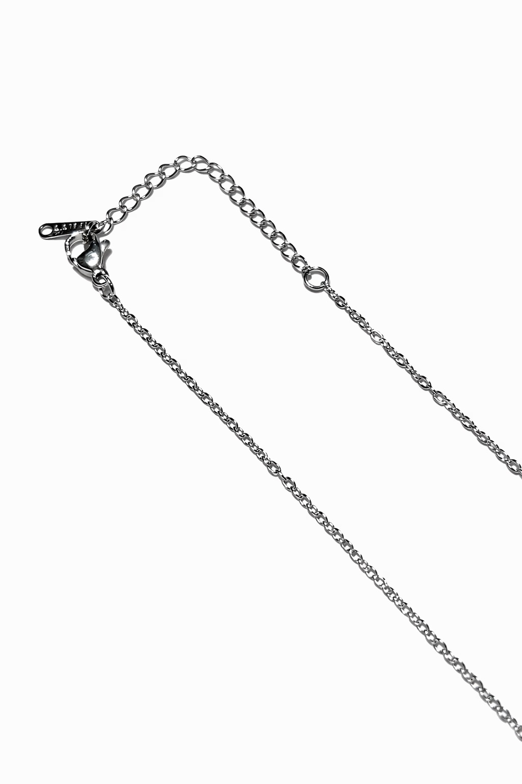 Kırmızı Taş Detaylı Gümüş Renk Yonca Figürlü Çelik Kolye