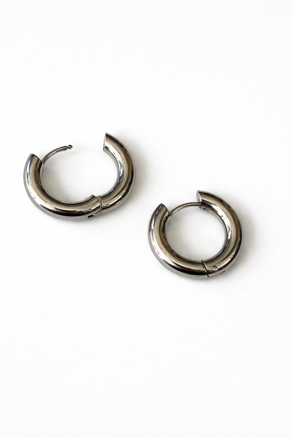 Gümüş Renk Çelik Kalın Halka Küpe Gümüş Renk Çelik Kalın Halka Küpe