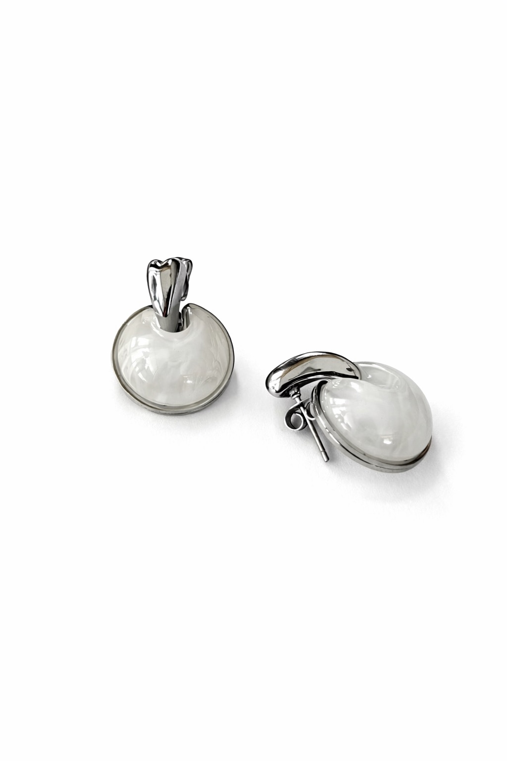 Sedef Detaylı Yuvarlak Form Gümüş Renk Çelik Küpe