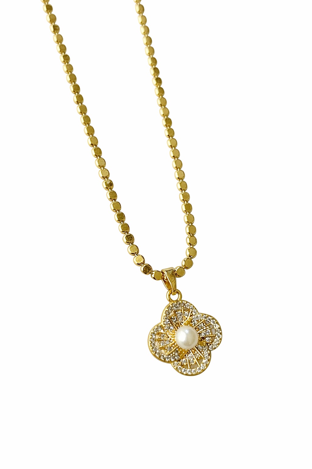 Sedef ve Zirkon Taş Detaylı Çiçek Figürlü Altın Renk Çelik Kolye Sedef ve Zirkon Taş Detaylı Çiçek Figürlü Altın Renk Çelik Kolye