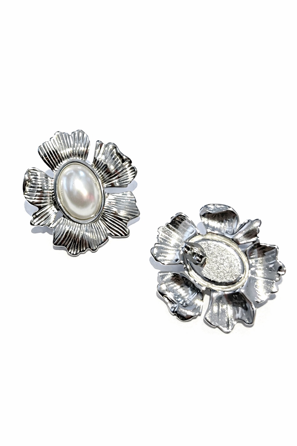 Çiçek Form İnci Detaylı Gümüş Renk Çelik Küpe