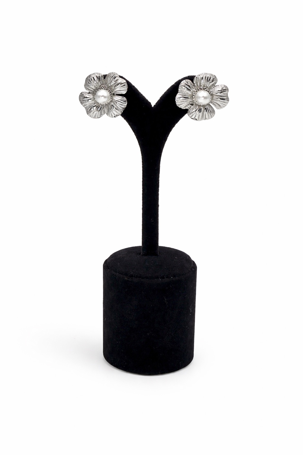 Çiçek Form İnci Detaylı Gümüş Renk Çelik Küpe