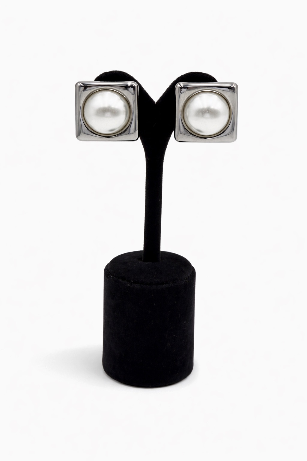 Gümüş Renk Büyük İnci Detaylı Kare Çelik Küpe