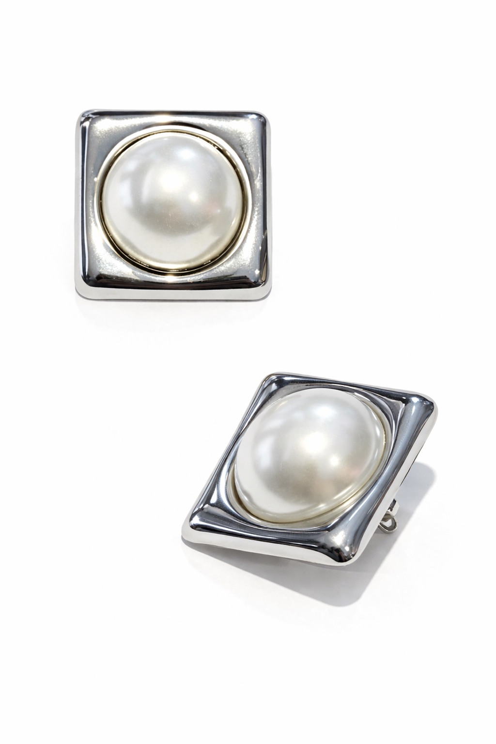 Gümüş Renk Büyük İnci Detaylı Kare Çelik Küpe