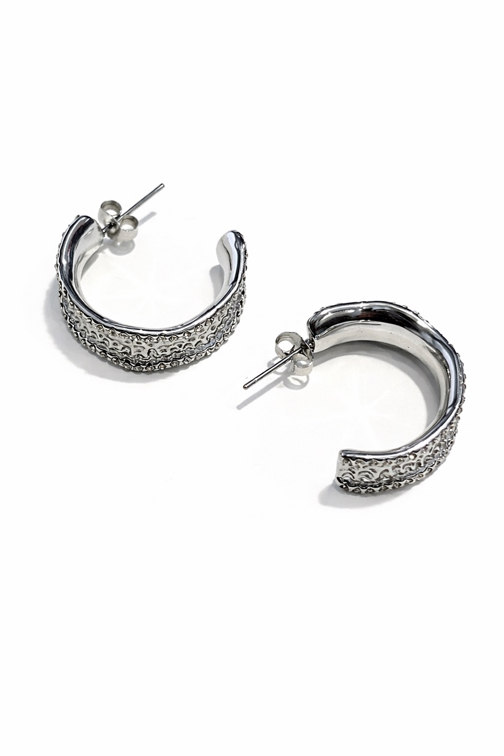 Gümüş Renk Dokulu Kıvrımlı Halka Çelik Küpe