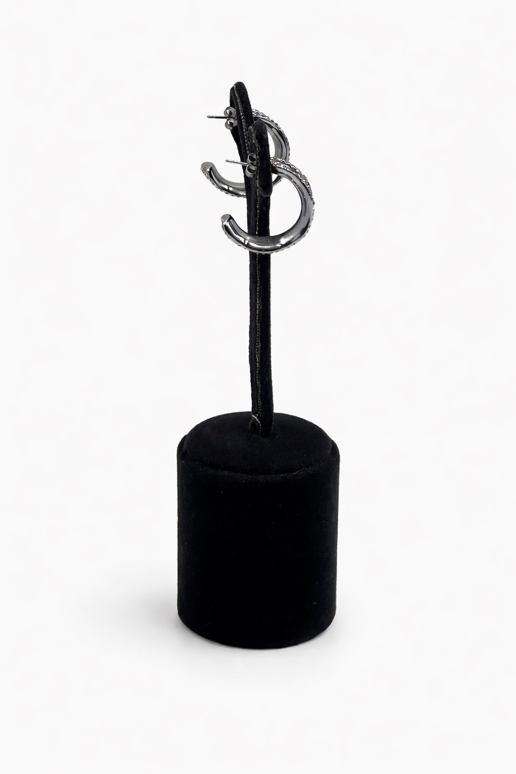 Gümüş Renk Dokulu Kıvrımlı Halka Çelik Küpe