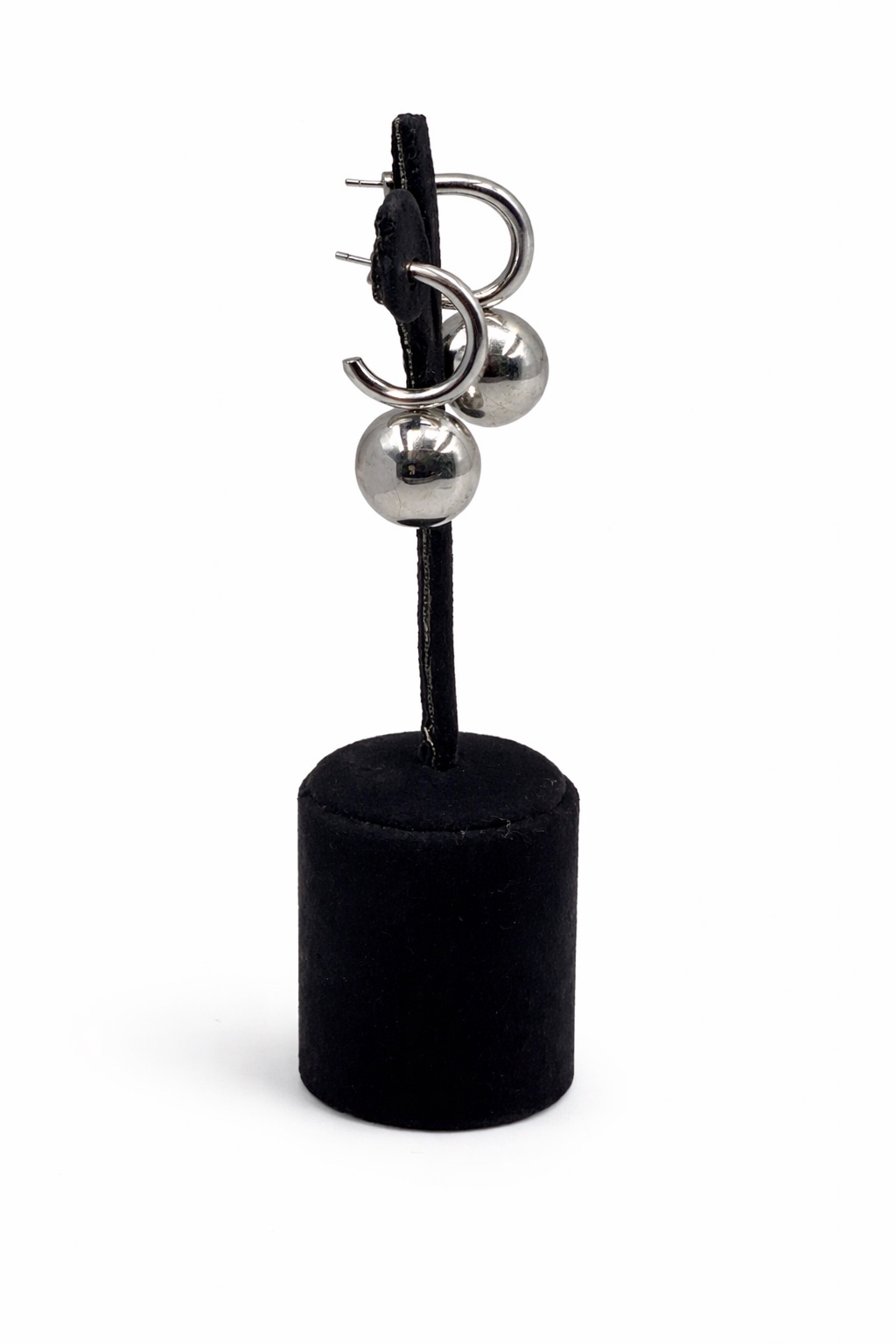 Gümüş Renk Halka Top Detaylı Sallantılı Çelik Küpe