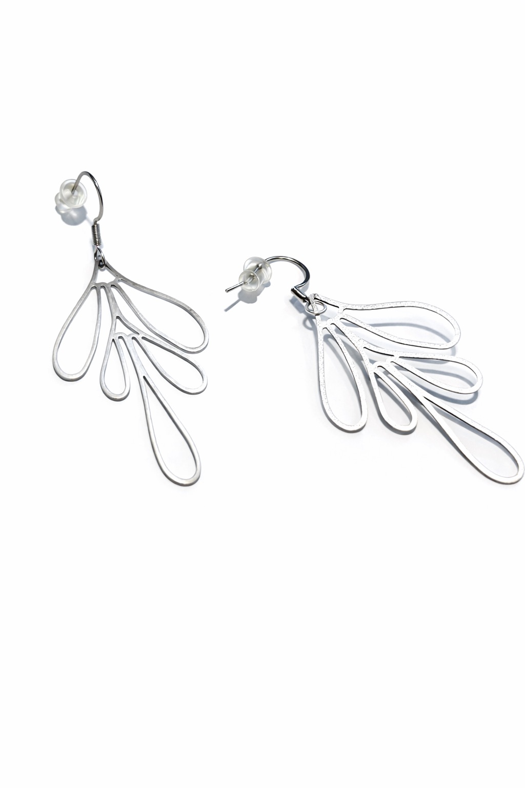 Gümüş Renk Sallantılı Çelik Küpe