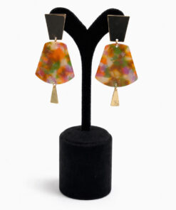 renkli sallantılı küpe, akrilik küpe, akrilik obje küpe, altın kaplama küpe, bijuteri küpe, büyük oval küpe, kadın abiye küpe, modern kadın küpe, hafif küpe, trend küpe modeli, şık kadın aksesuarı, iddialı küpe modeli