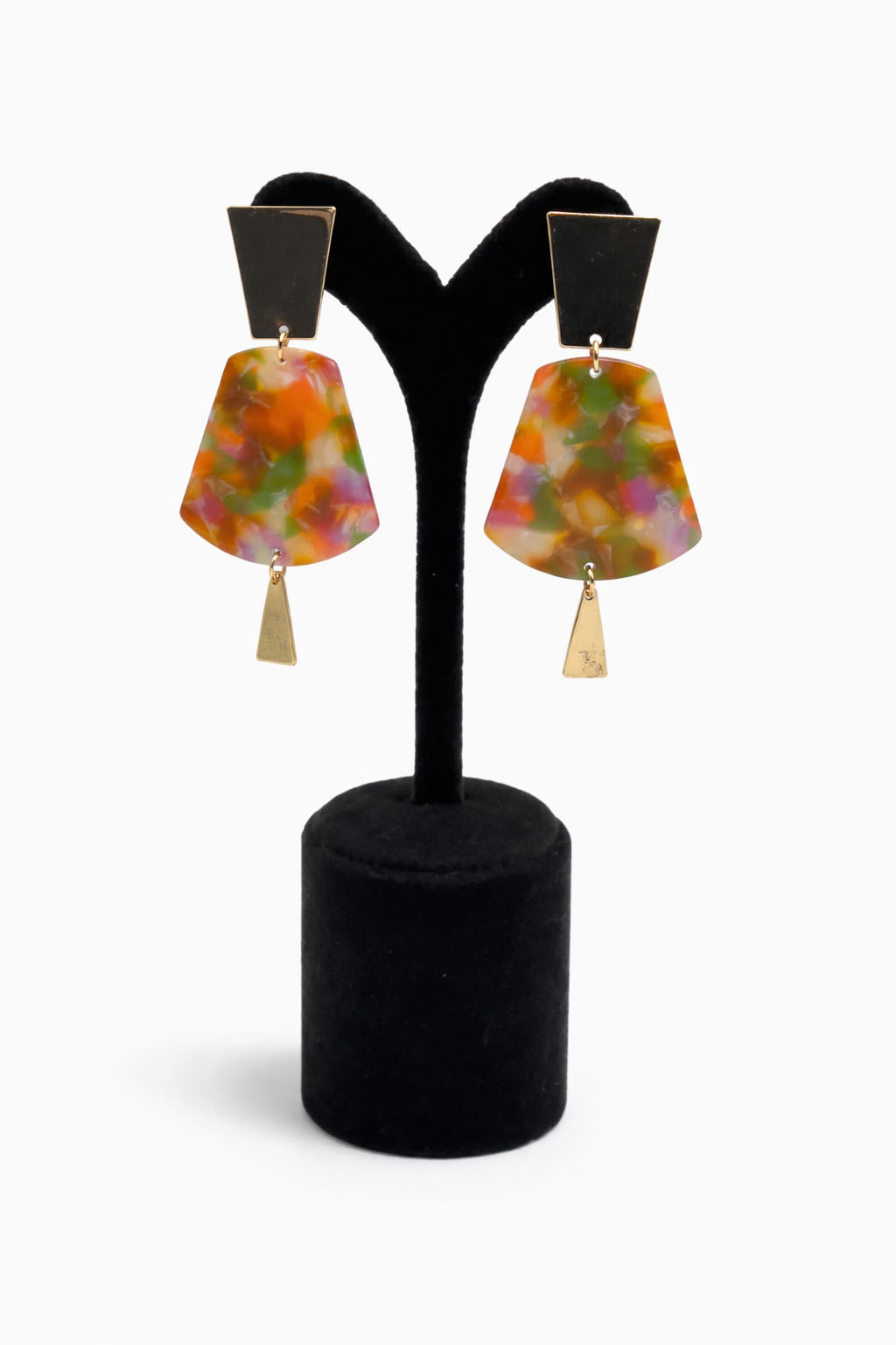 renkli sallantılı küpe, akrilik küpe, akrilik obje küpe, altın kaplama küpe, bijuteri küpe, büyük oval küpe, kadın abiye küpe, modern kadın küpe, hafif küpe, trend küpe modeli, şık kadın aksesuarı, iddialı küpe modeli