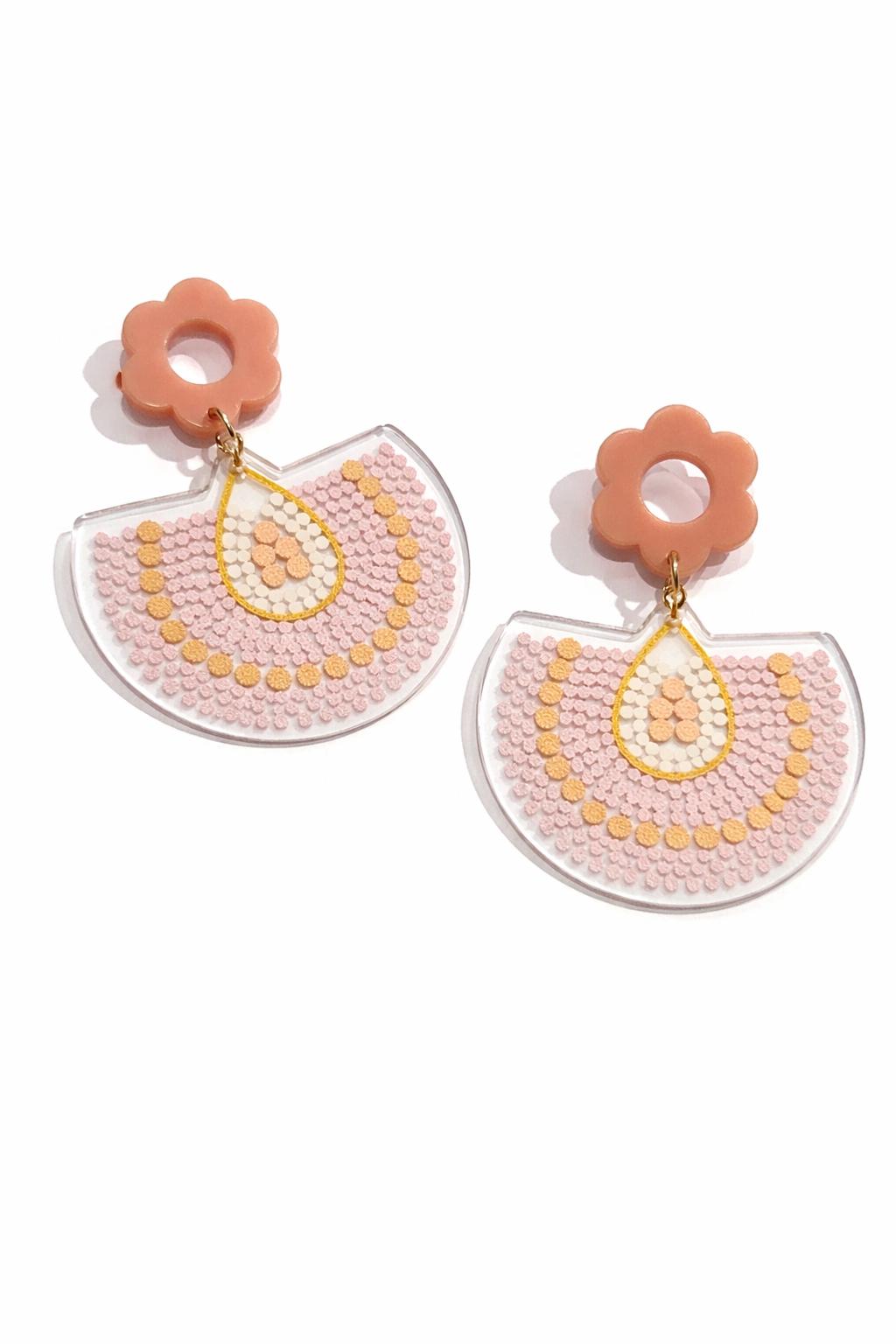 Çiçek Detaylı Desenli Akrilik Sallantılı Bijuteri Küpe