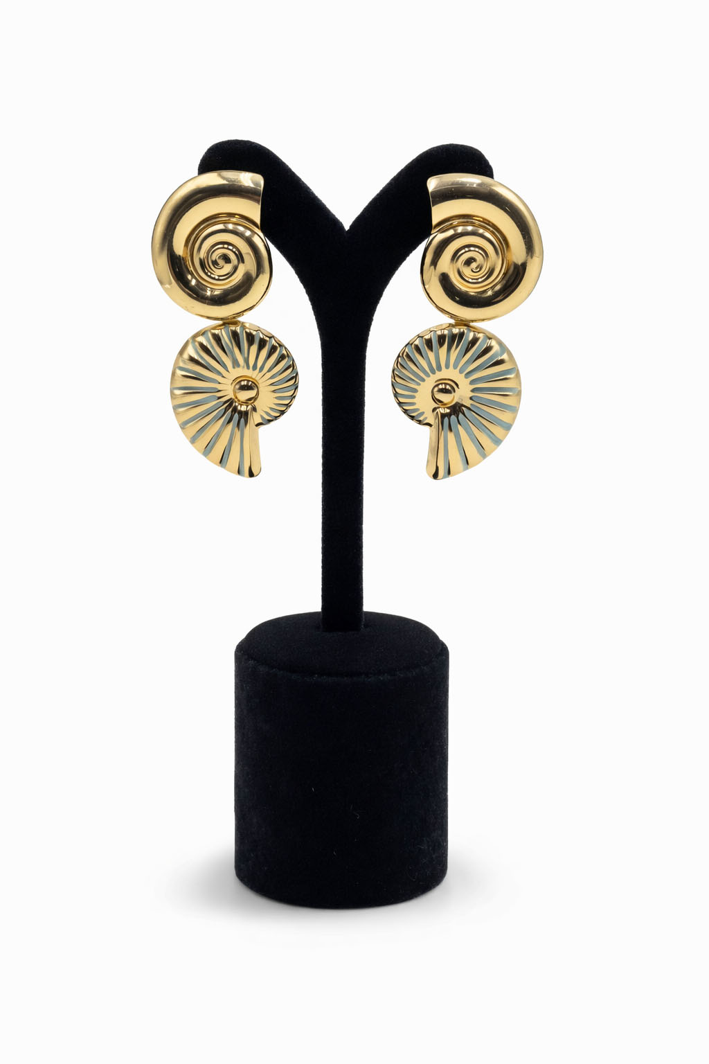 Lak Altın Kaplama Deniz Kabuğu Formlu Sallantılı Küpe