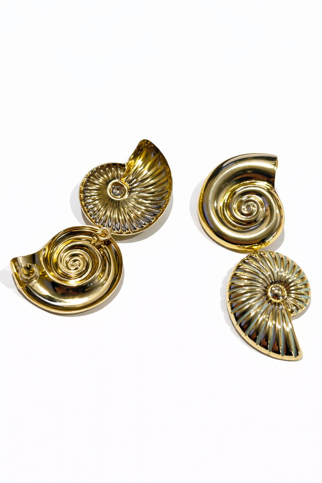 Lak Altın Kaplama Deniz Kabuğu Formlu Sallantılı Küpe