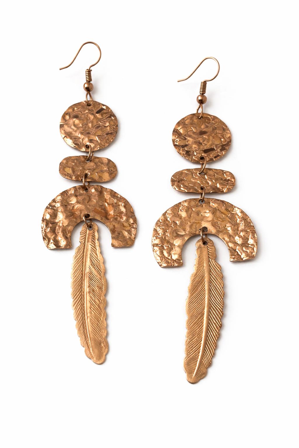 Bakır Çekiç Dokulu Tüy Detaylı Sallantılı Küpe Bakır Çekiç Dokulu Tüy Detaylı Sallantılı Küpe