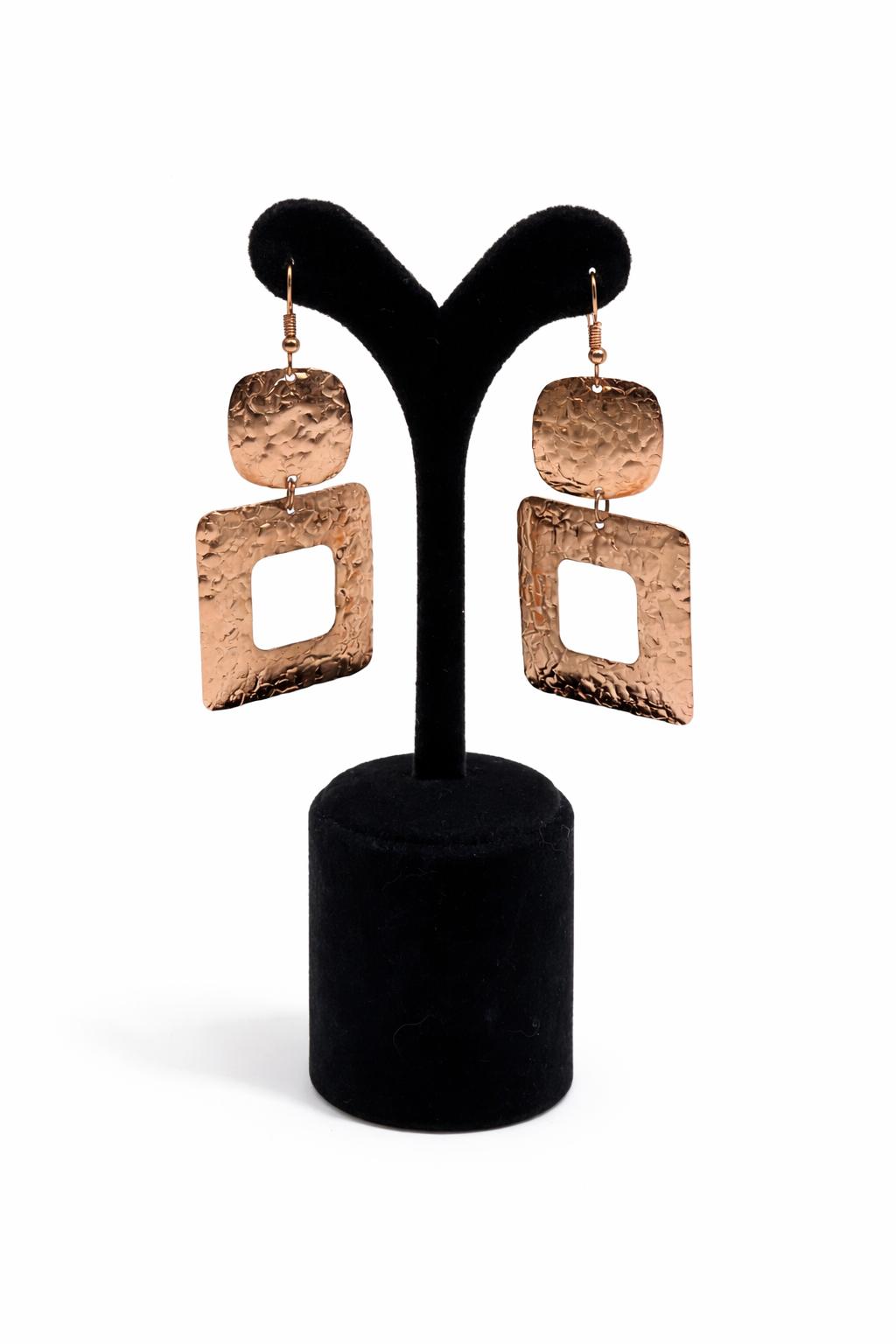 Bakır Çekiç Dokulu Geometrik Kare Sallantılı Küpe Bakır Çekiç Dokulu Geometrik Kare Sallantılı Küpe