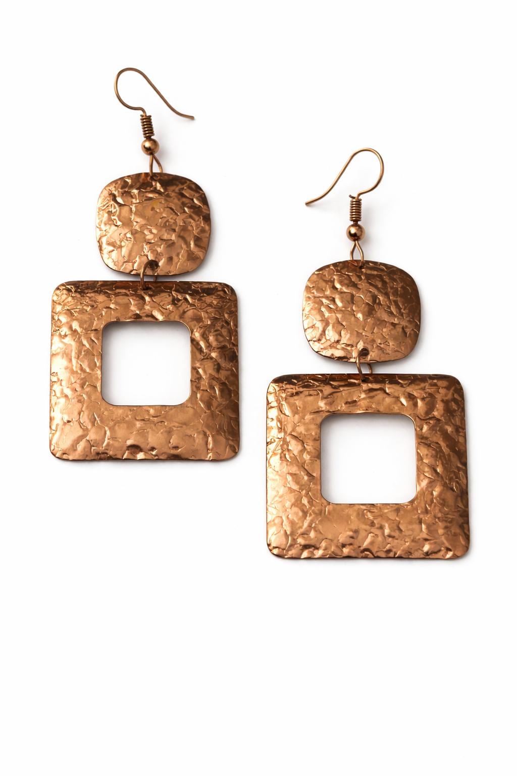 Bakır Çekiç Dokulu Geometrik Kare Sallantılı Küpe Bakır Çekiç Dokulu Geometrik Kare Sallantılı Küpe