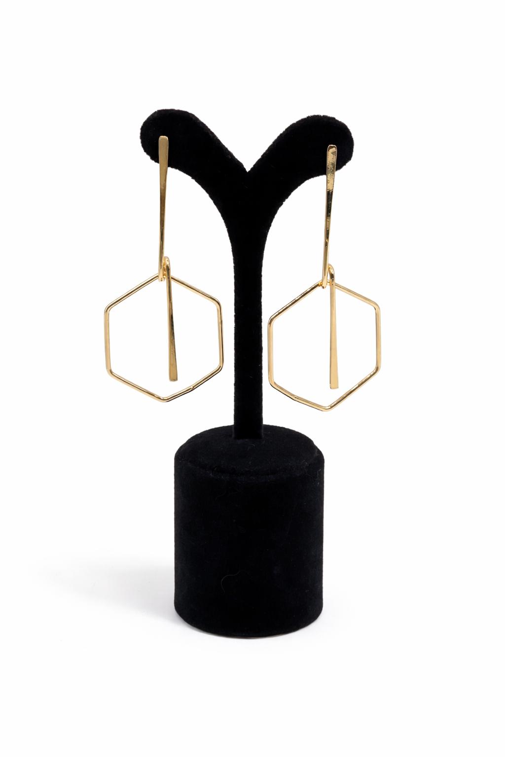 Lak Kaplama Altın Altıgen Formlu Geometrik Sallantılı Küpe