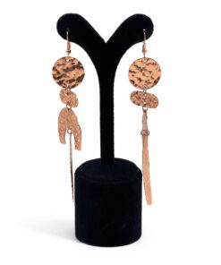 Bakır Çekiç Dokulu Tüy Detaylı Sallantılı Küpe