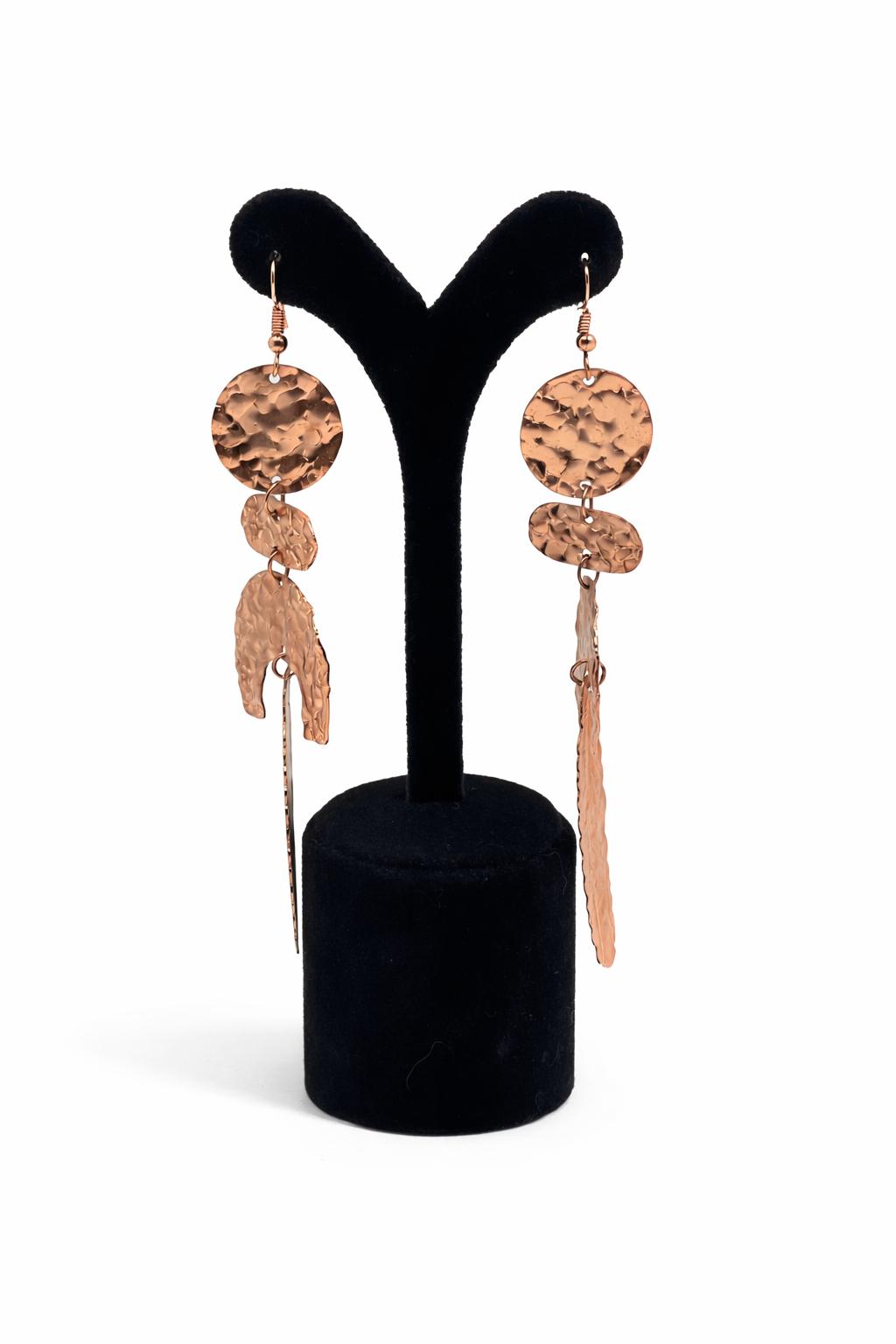 Bakır Çekiç Dokulu Tüy Detaylı Sallantılı Küpe Bakır Çekiç Dokulu Tüy Detaylı Sallantılı Küpe