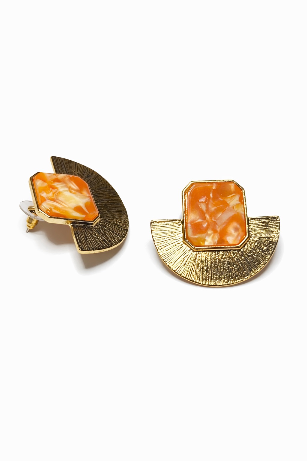 Lak Kaplama Akrilik Taşlı Yarım Ay Formlu Küpe