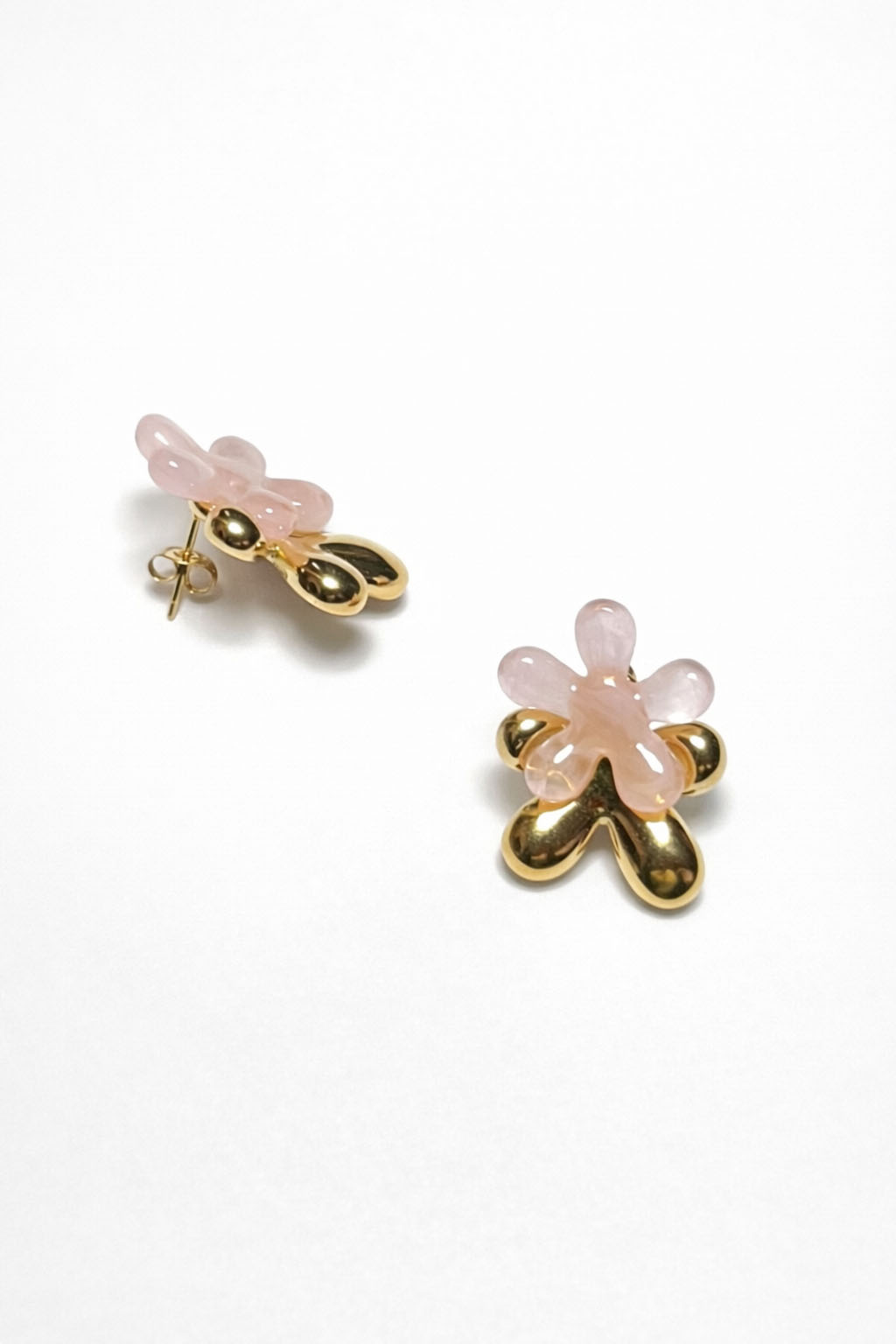 Altın Lak Kaplama ve Akrilik Çiçek Formlu Küpe