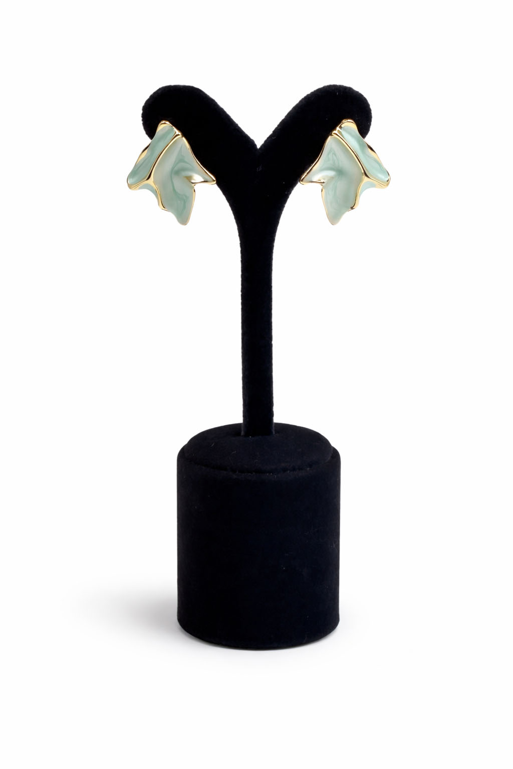 Yaprak Formlu Mine Detaylı Altın Renk Lak Kaplama Küpe