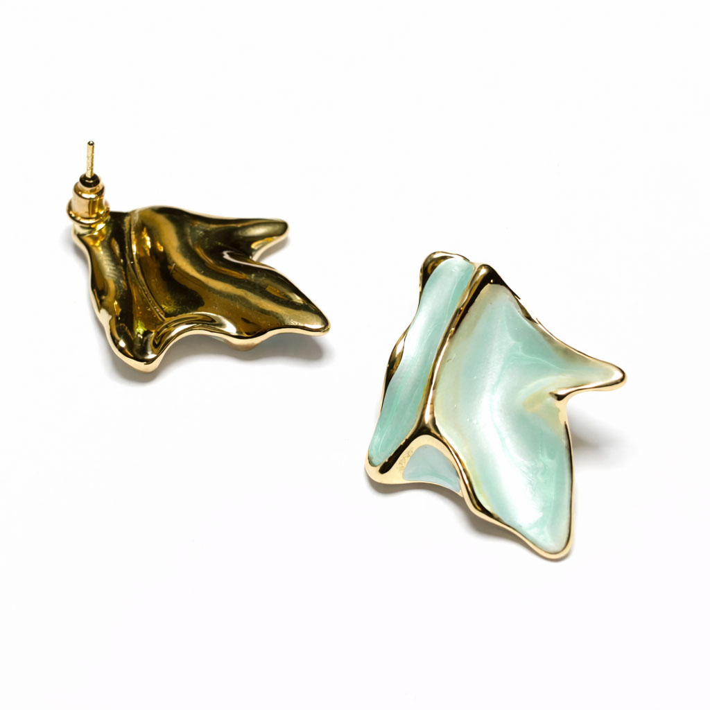 Yaprak Formlu Mine Detaylı Altın Renk Lak Kaplama Küpe