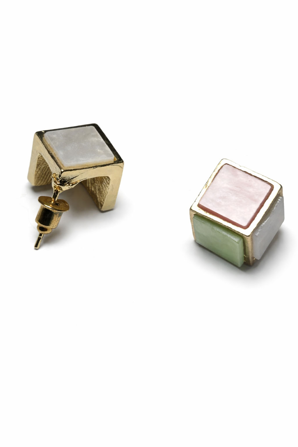 Lak Kaplama Akrilik Detaylı Küp Formlu Bijuteri Küpe Lak Kaplama Akrilik Detaylı Küp Formlu Bijuteri Küpe