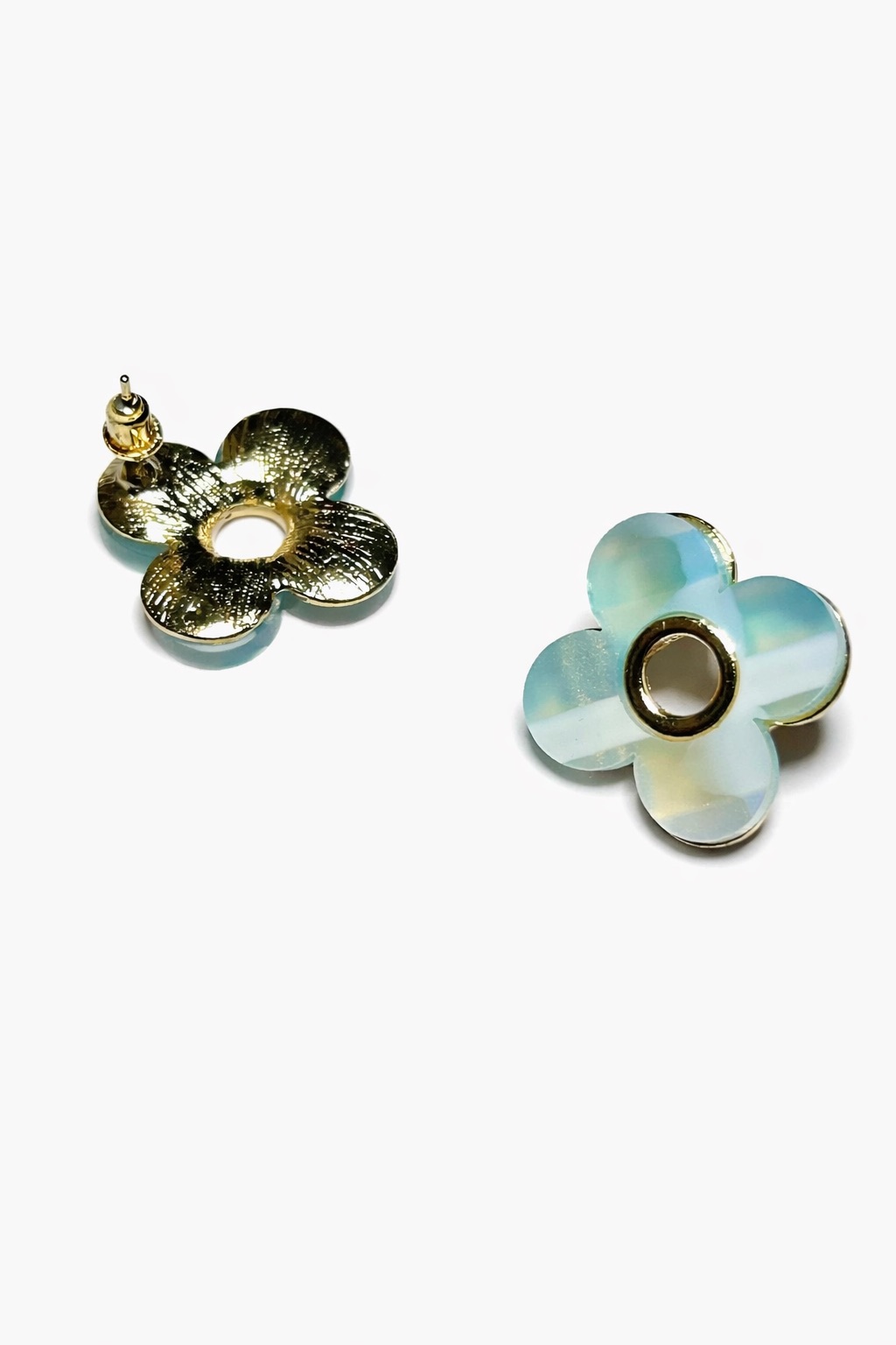 Lak Kaplama Akrilik Çiçek Formlu Kadın Küpe Lak Kaplama Akrilik Çiçek Formlu Kadın Küpe