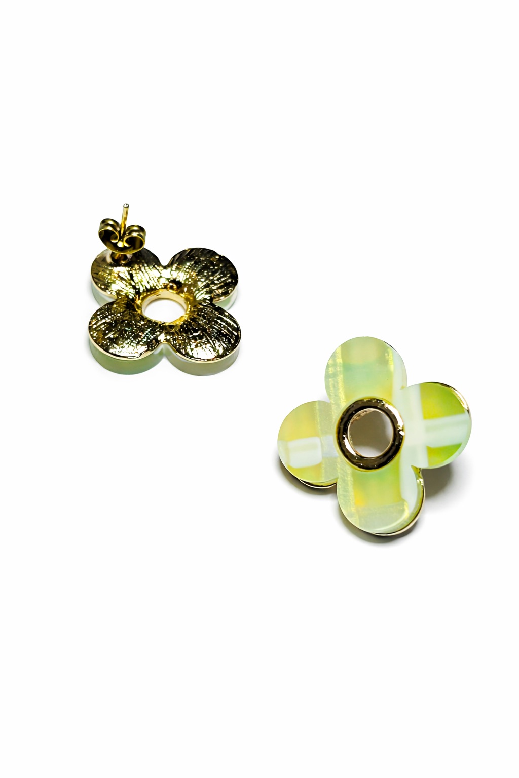 Lak Kaplama Akrilik Çiçek Formlu Kadın Küpe Lak Kaplama Akrilik Çiçek Formlu Kadın Küpe