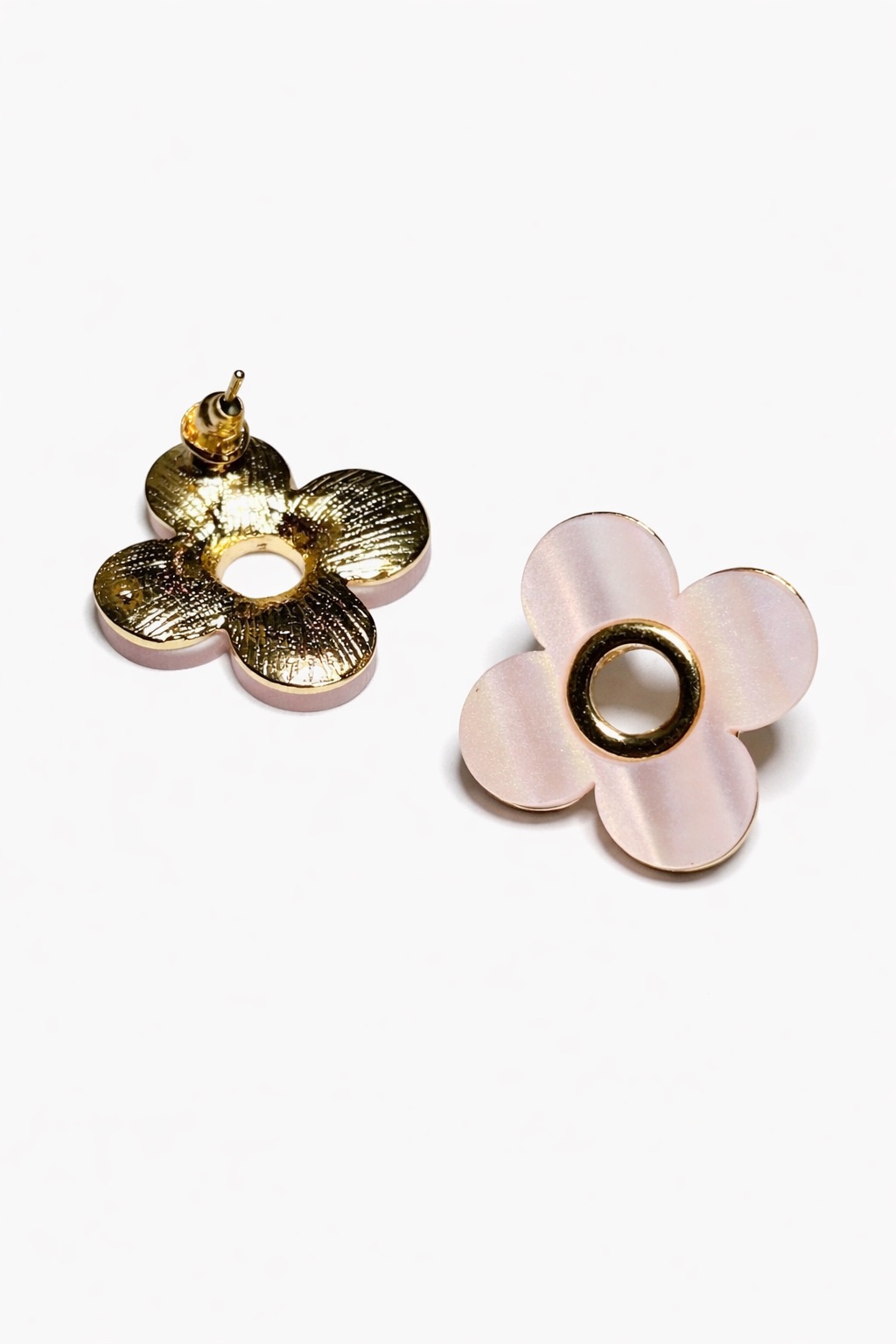 Lak Kaplama Akrilik Çiçek Formlu Kadın Küpe Lak Kaplama Akrilik Çiçek Formlu Kadın Küpe