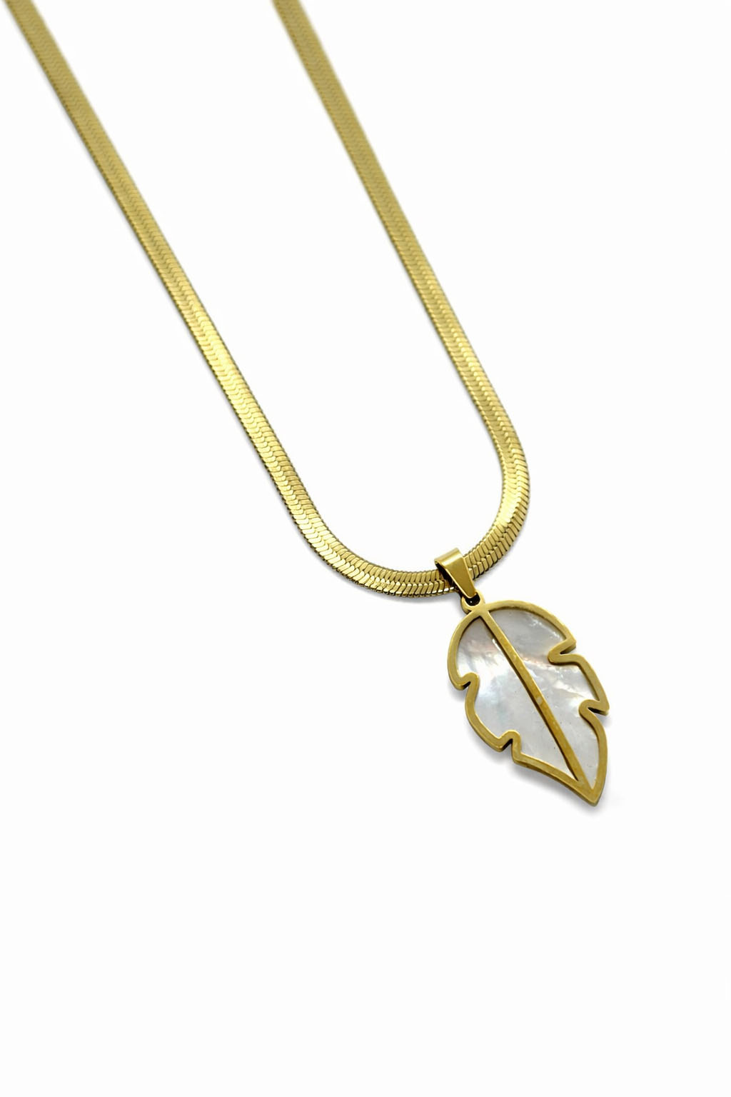 Yaprak Figürlü Sedef Detaylı Altın Renk Çelik Kolye