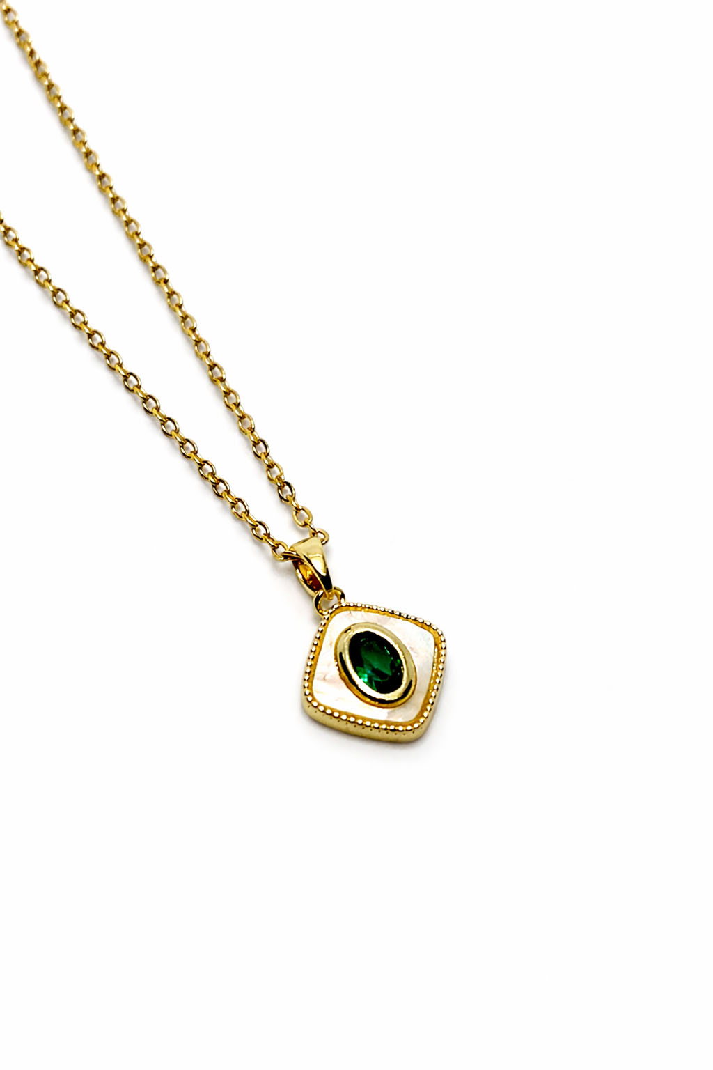 Sedef Detaylı Yeşil Zirkon Taşlı Altın Renk Çelik Kolye