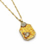 Arı Figürlü Petek Desenli Zirkon Taşlı Altın Renk Çelik Kolye Arı Figürlü Petek Desenli Zirkon Taşlı Altın Renk Çelik Kolye