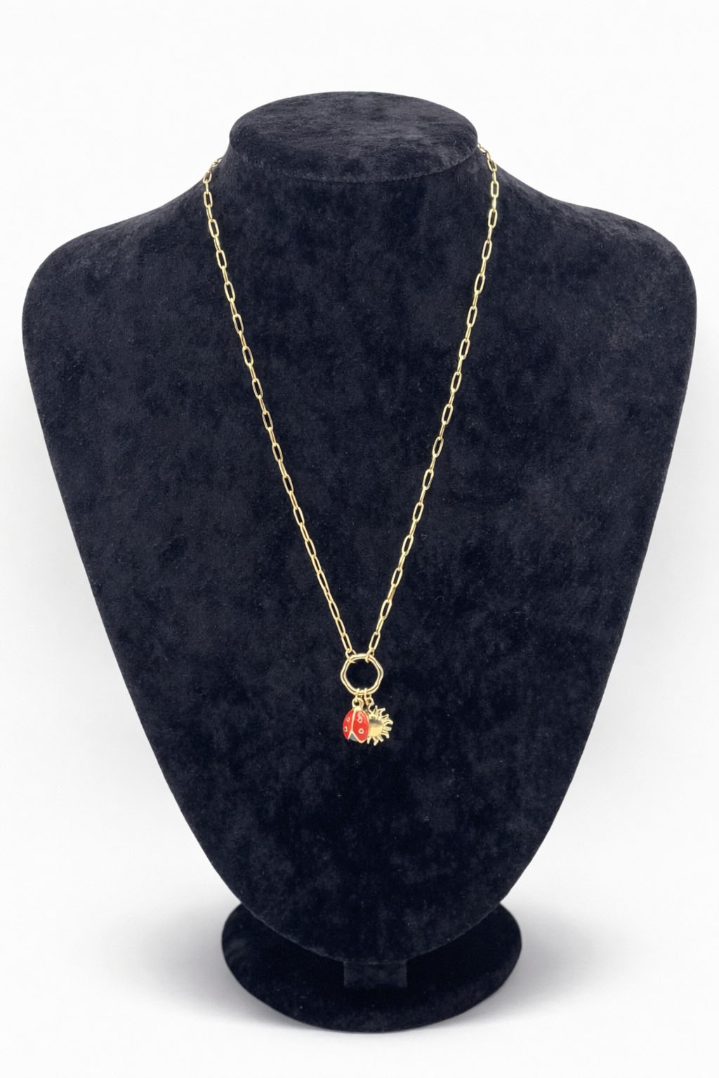 Uğur Böceği ve Güneş Figürlü Mineli Altın Renk Çelik Kolye Uğur Böceği ve Güneş Figürlü Mineli Altın Renk Çelik Kolye